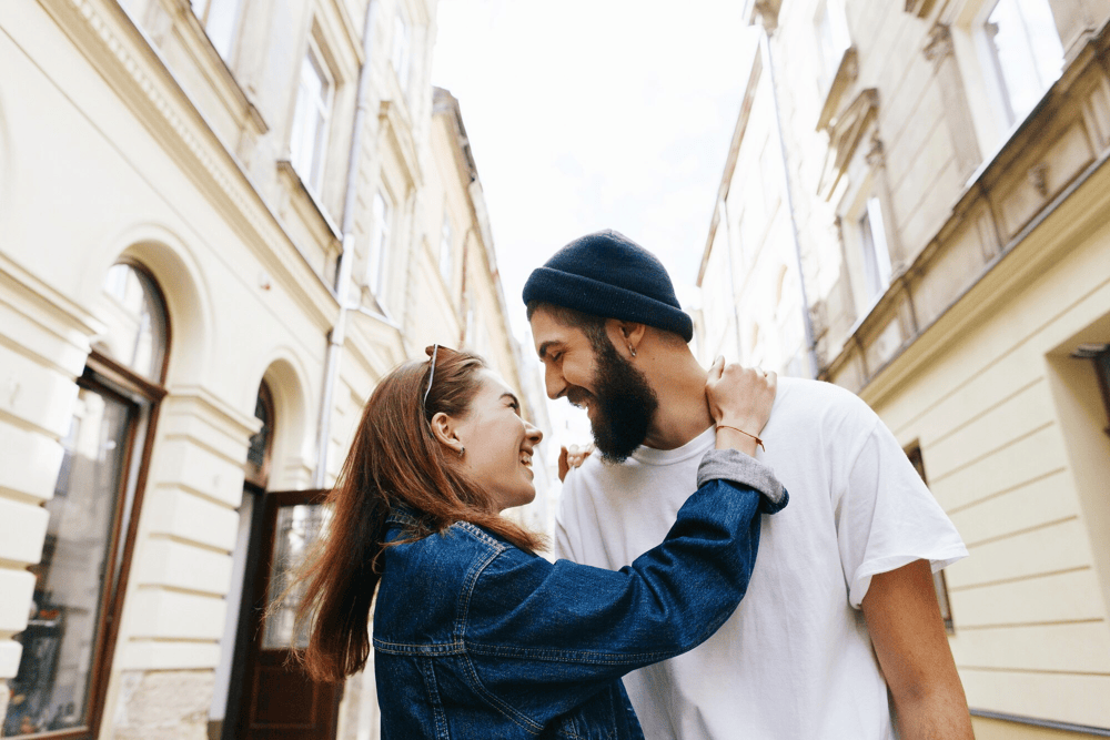 Couple lors d'un rendez-vous romantique dans une ruelle du vieux Lyon, rencontre organisée via l'application Jecontact