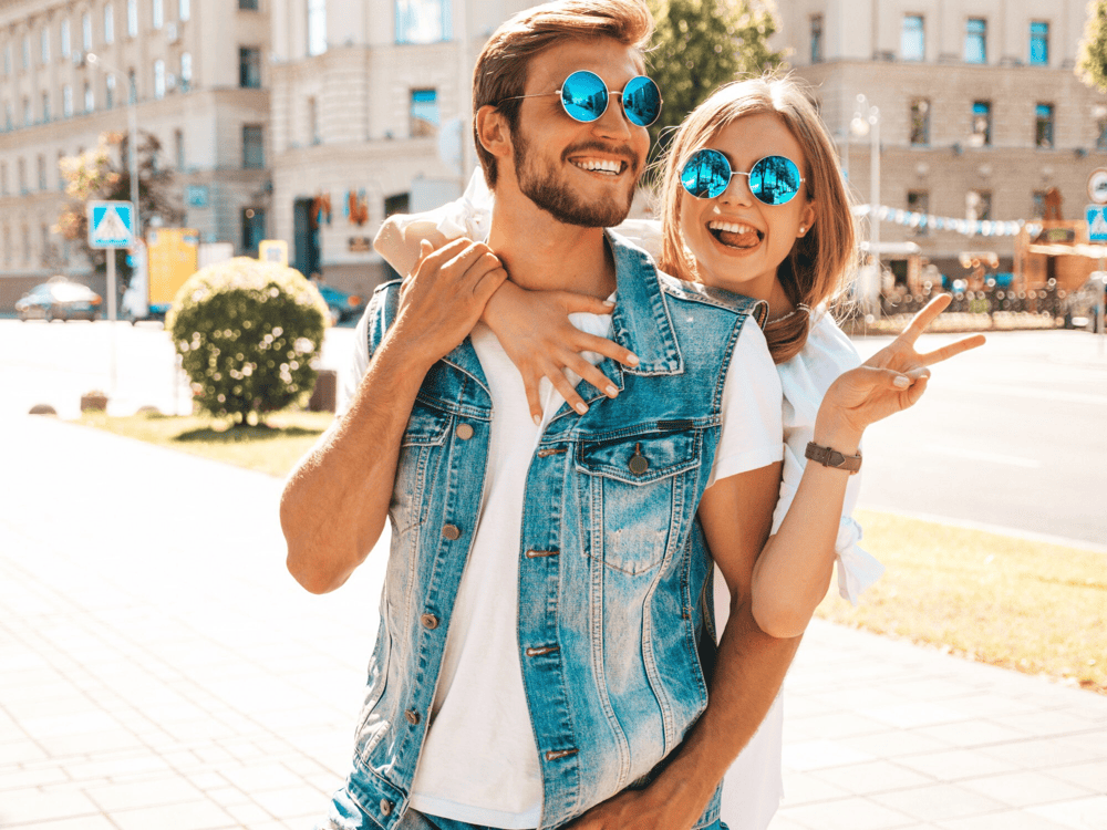 Couple lors d'un rendez-vous romantique dans les rues de Nice, rencontre organisée via l'application Jecontact