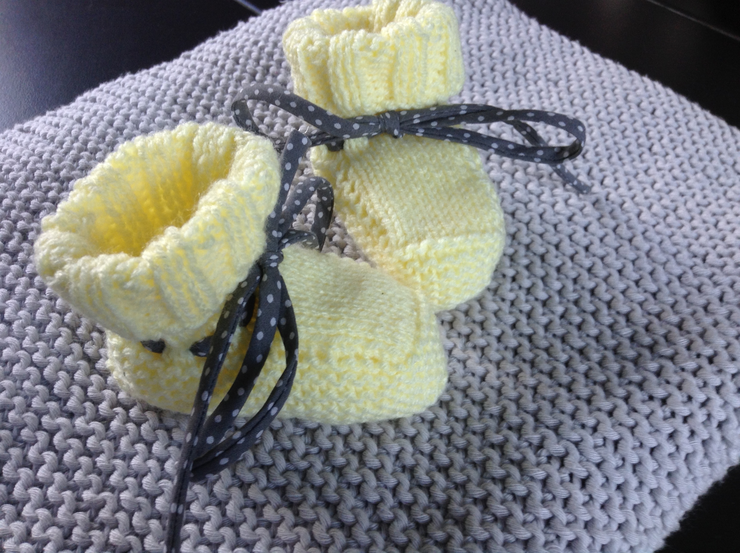 Chaussons bébé au tricot taille 0 à 3 mois | Je Crée Mes Envies