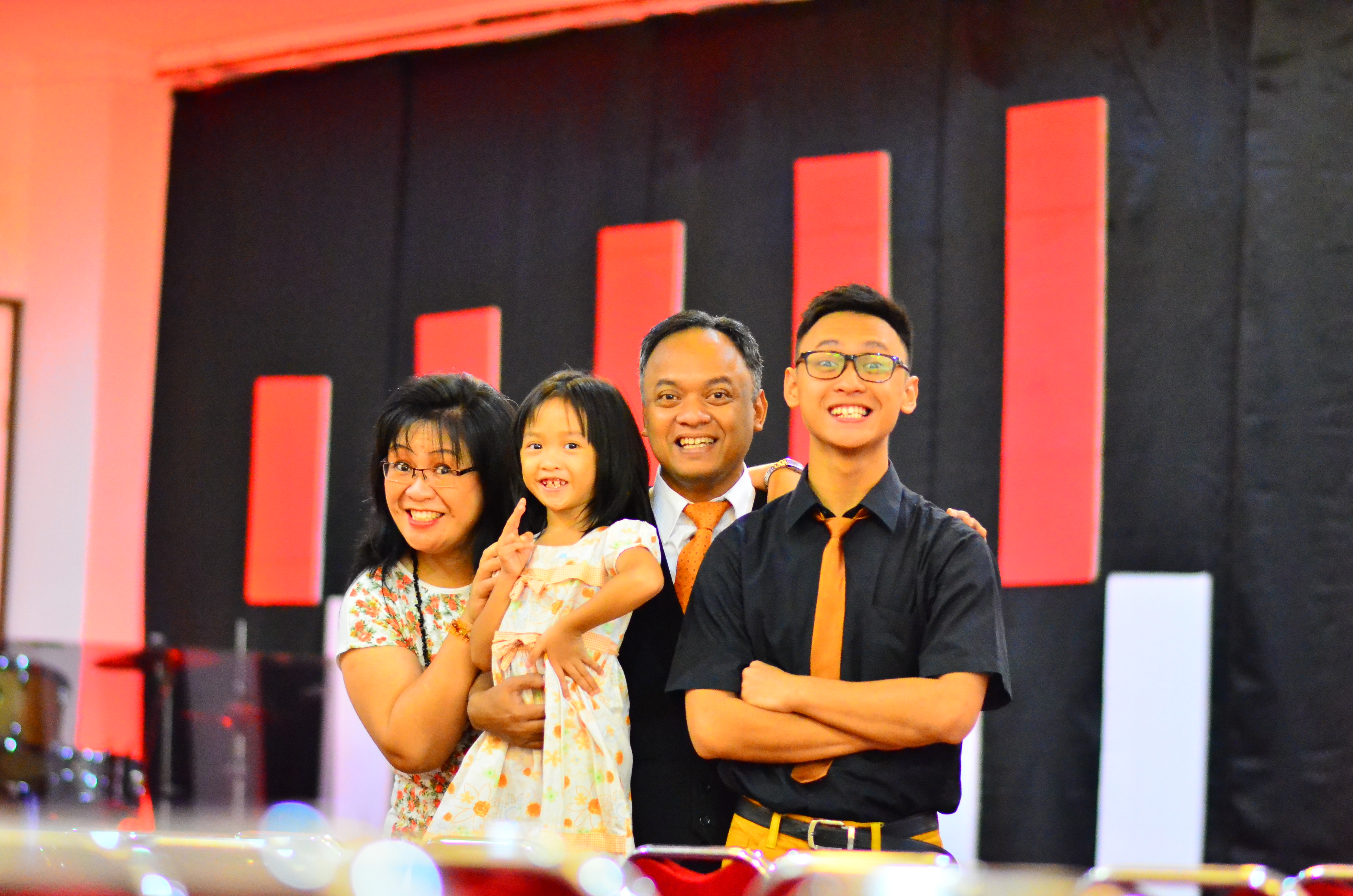 Bersama suami saya, dan Ananda sulung kami; Ardito Kenanya Hudson Widiono, dan Ananda tengah kami, Melody Harvest Elnerd Widiono.