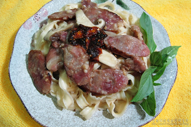 愛味鮮手工高粱酒香腸，找回記憶中樸實的古早味，台式香腸義式白醬煮出好風味