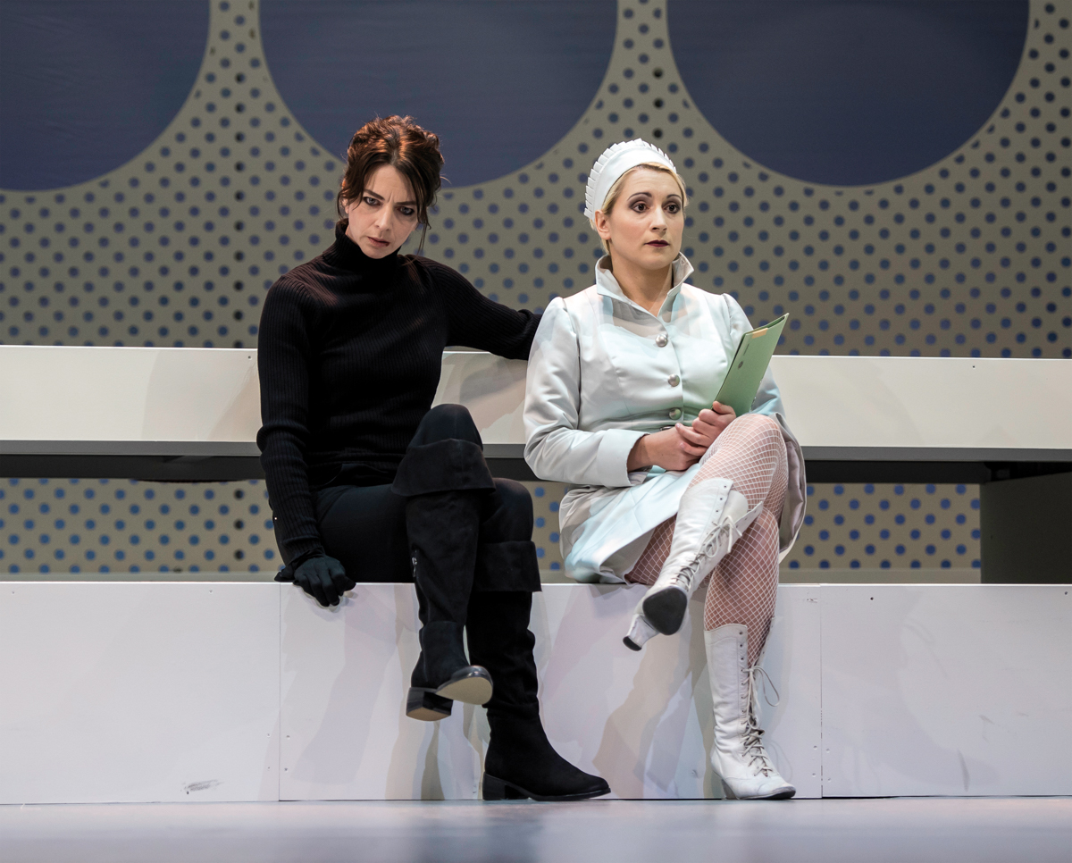 Die Physiker, Dürrenmatt, Schlosstheater Celle. Tanja Kübler als „Doktor Mathilde von Zahnd“ und Josephine Raschke als „Oberschwester Monika Stettler“ Foto: Alex Sorokin