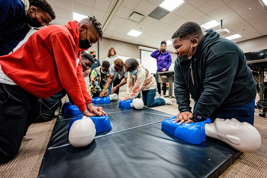 "Students learning CPR Greenville's Fire/Rescue"/ CC0 1.0