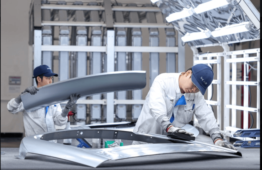 小鵬智造基地生產線師傅組裝車身部件