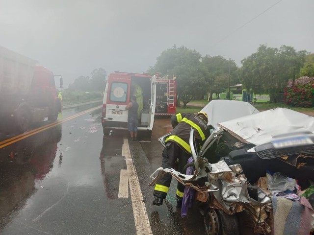Idoso fica gravemente ferido após colisão entre carro e caminhão na BR-265 em São João Del Rei