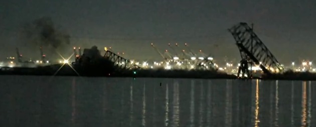 Ponte cai após ser atingida por navio cargueiro em Baltimore, nos EUA