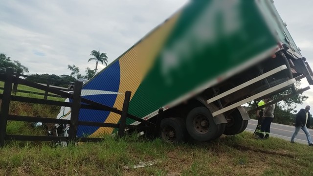 Acidente entre carro e caminhão deixa dois feridos na BR-116, em Laranjal
