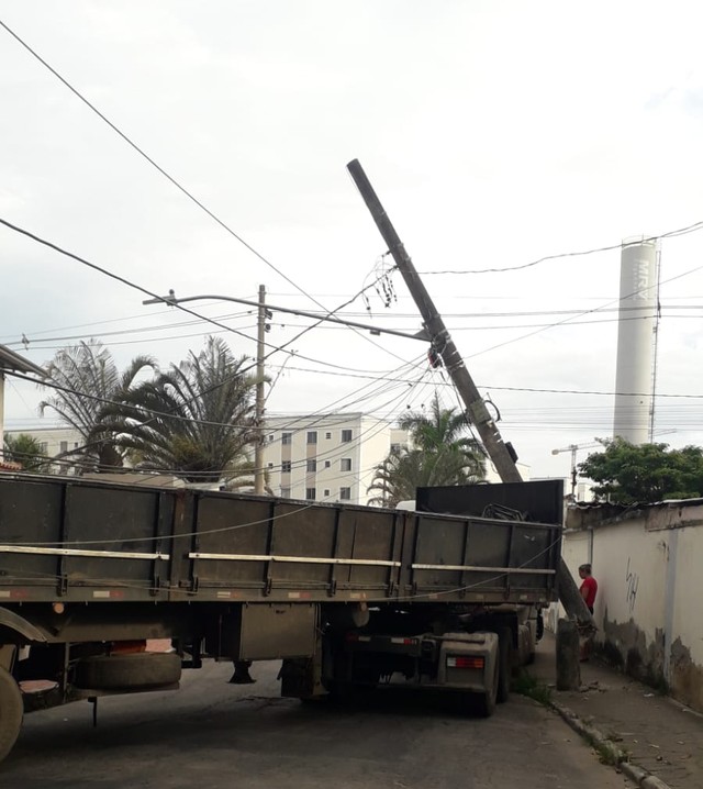 Caminhão carregado com sucata colide com poste no Bairro industrial, em Juiz de Fora