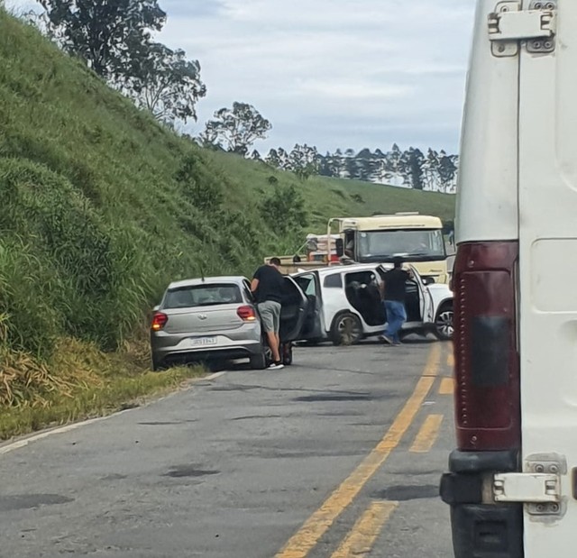 Acidente envolvendo 4 carros interdita parcialmente a BR-267 entre Juiz de Fora e Bicas