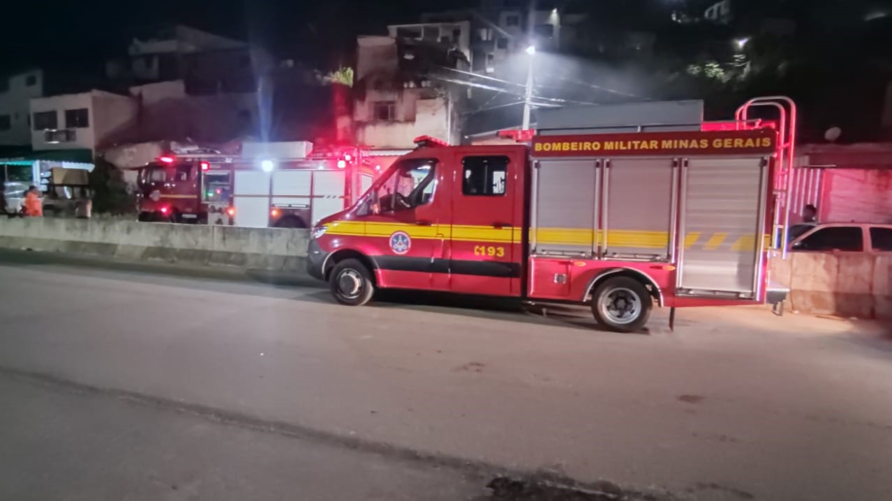 Idosa é socorrida após casa pegar fogo no Bairro São Pedro, em Juiz de Fora