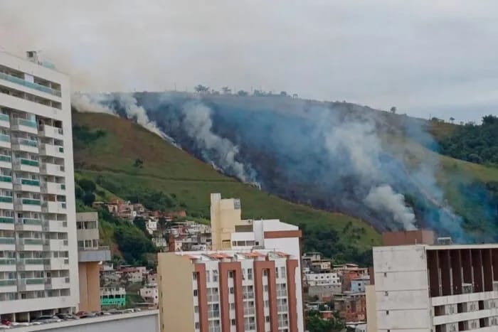Incêndio próximo ao Morro do Cristo mobiliza equipes do Corpo de Bombeiros em Juiz de Fora
