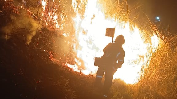 Incêndio é controlado pelo Corpo de Bombeiros de Juiz de Fora no bairro Eldorado