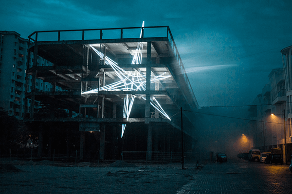 藝術家在廢棄的建築物埋入星核，重建了這個城鎮