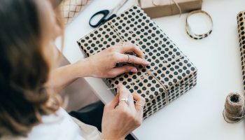 Una donna impacchetta un regalo