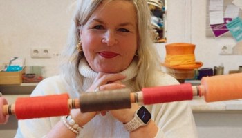 Claudia Voss, owner of HUTWILLER millinery in Kiel, at her workshop – Jimdo customer since 2020
