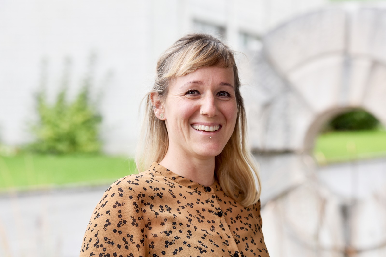 Gefunden werden mit Jimdo: Wie Joëlle Moris ihre Teilselbstständigkeit in der Schweiz sichtbar macht