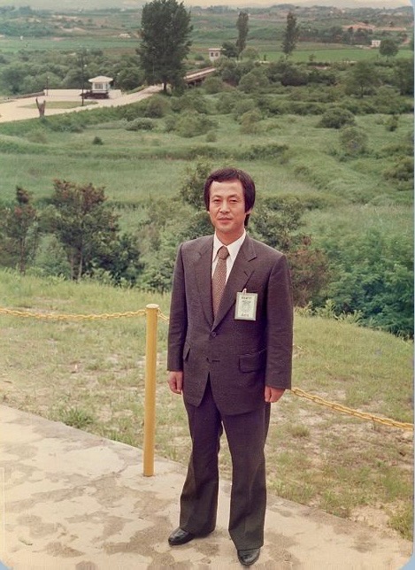 판문점 공동경비구역(JSA) 내의 "돌아오지 않는 다리" (1953.4 포로교환 장소)와 남·북한 초소, 미루나무, 인민군 도끼 만행 사건 현장 앞 필자 (1976년)