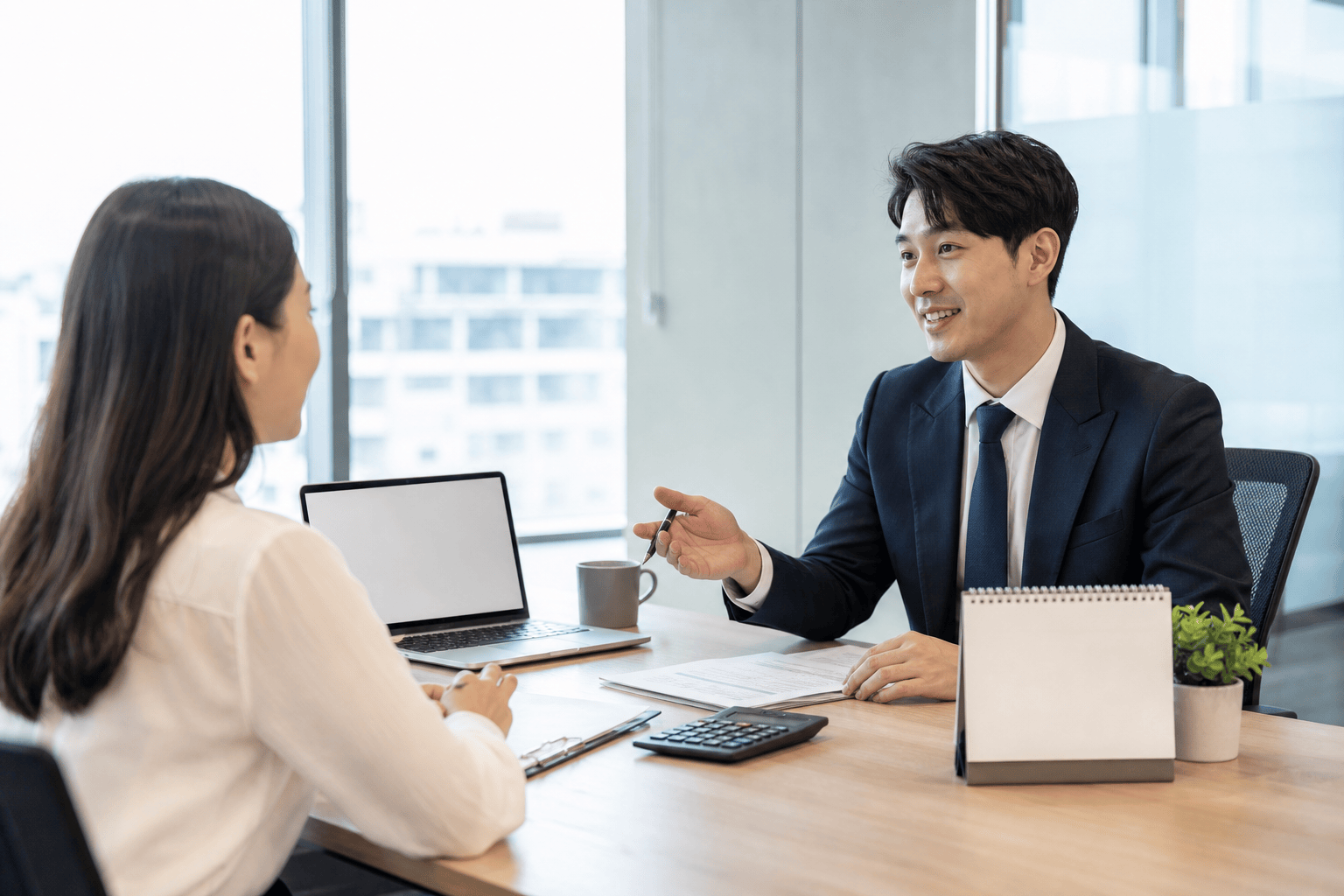 책상에서 일정과 업무 계획을 확인하는 모습
