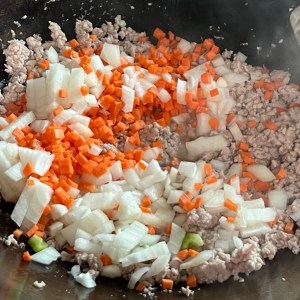 加入洋蔥及紅蘿蔔丁
