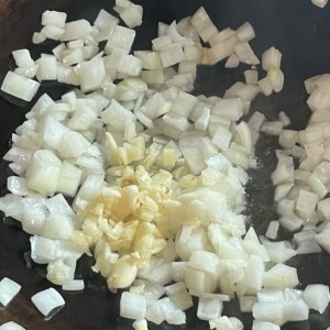 洋蔥蒜頭炒香