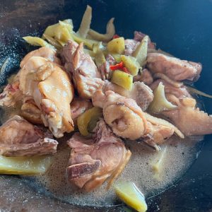 倒入雞肉加水