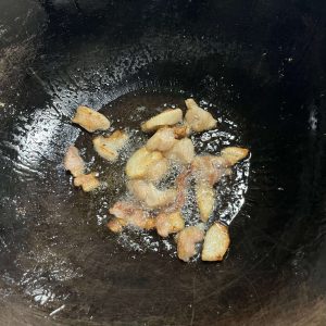 將肥肉煸出油