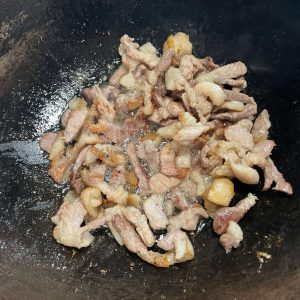 將肉煎到焦香