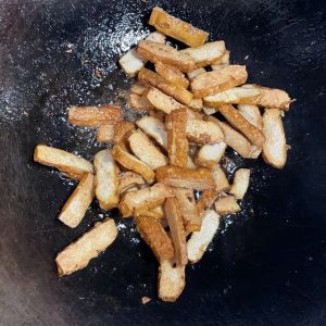將豆乾煎至焦香