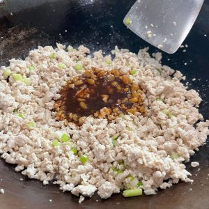 倒入醬汁