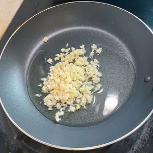 爆香蒜頭