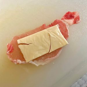 起司片放在豬肉片上