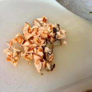 將鮭魚切碎