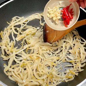 放入辣椒、蒜