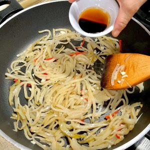 放入醬油