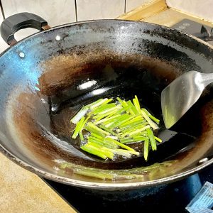 放入蔥段