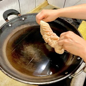 將糯米腸排入鍋中