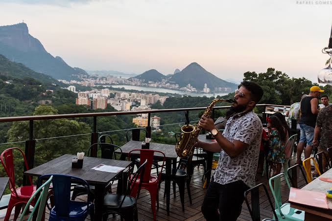 Turismo na Rocinha e proteção aos animais: mais dois projetos de João Mendes viram lei