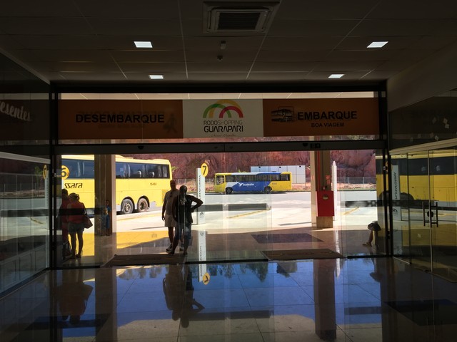 Vista da porta principal de dentro do Rodoshopping