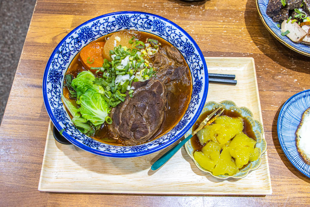 台中南屯，小初店，限量牛肉麵搭粉粿，還有多款台灣味。