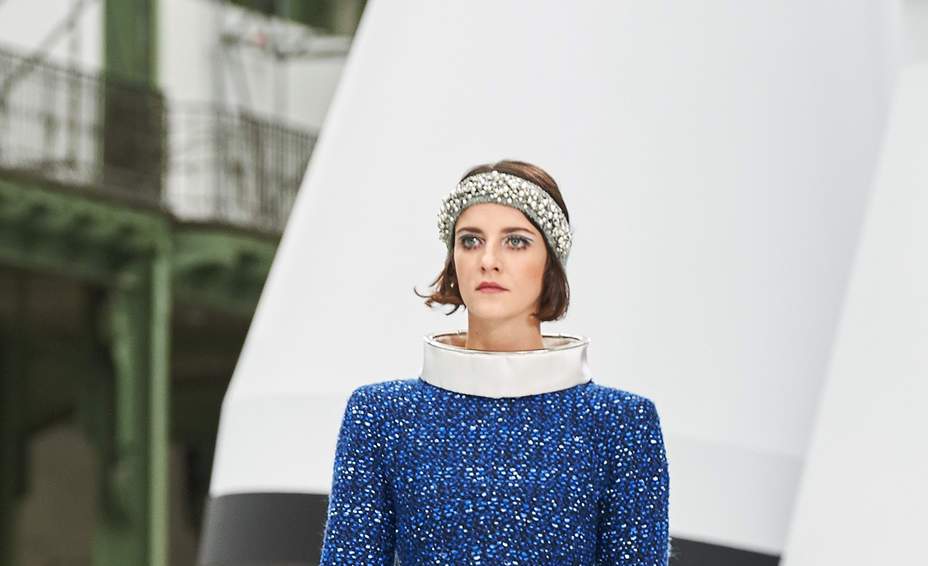 Corte quadrado médio com diadema. Chanel.com