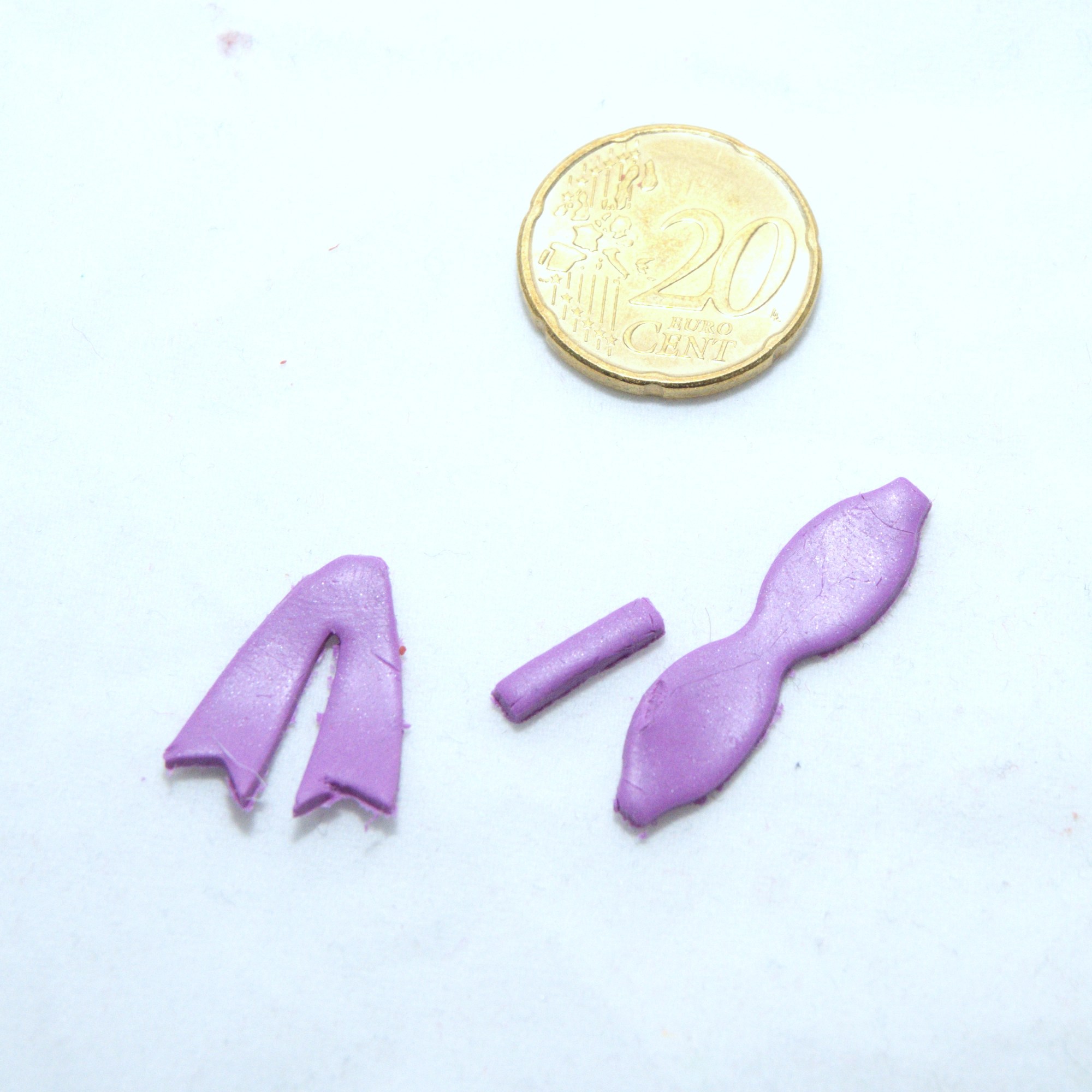 3-ulotteinen rusetti, pitkällä nauhalla