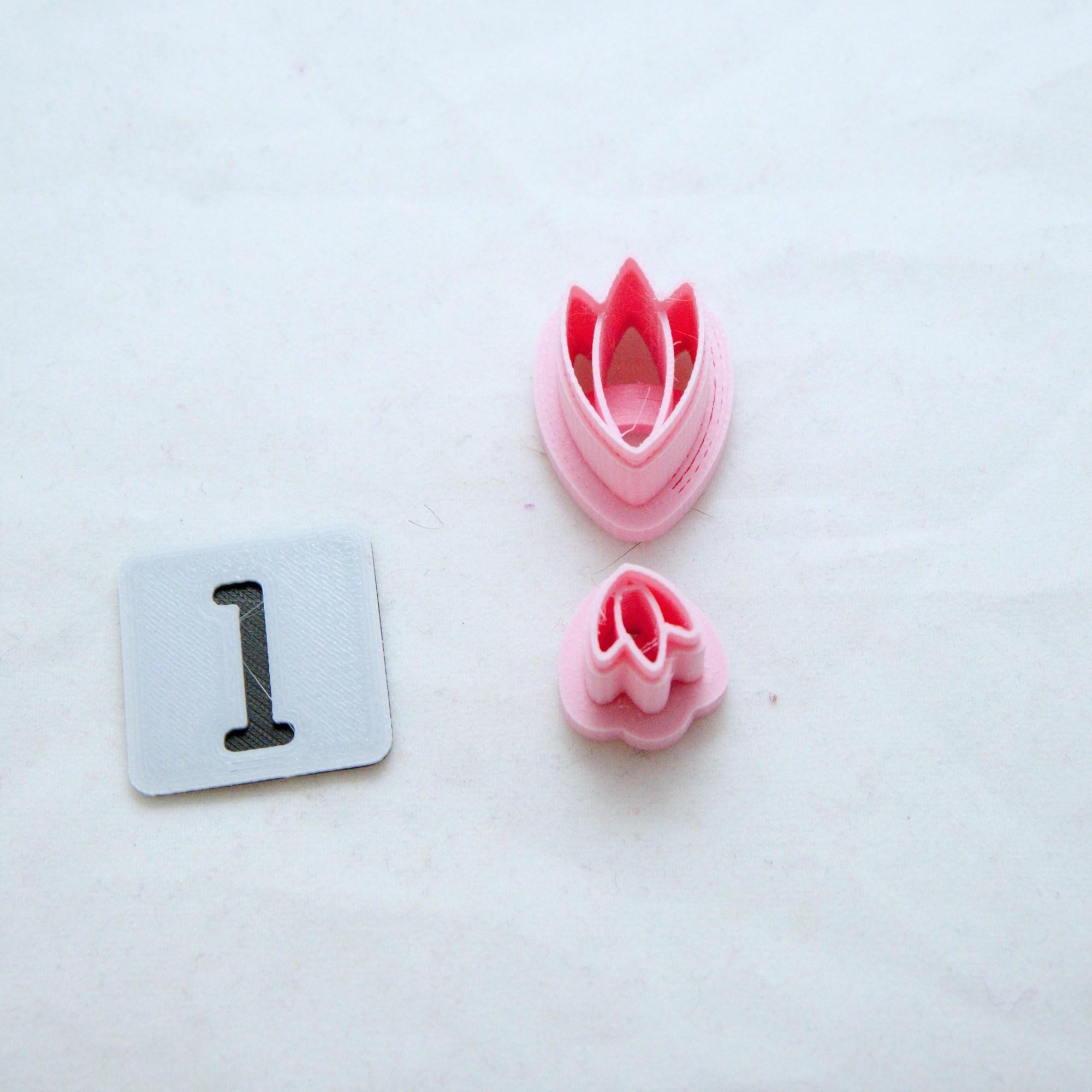 Tuplatulppaani askartelumassaleikkuripari