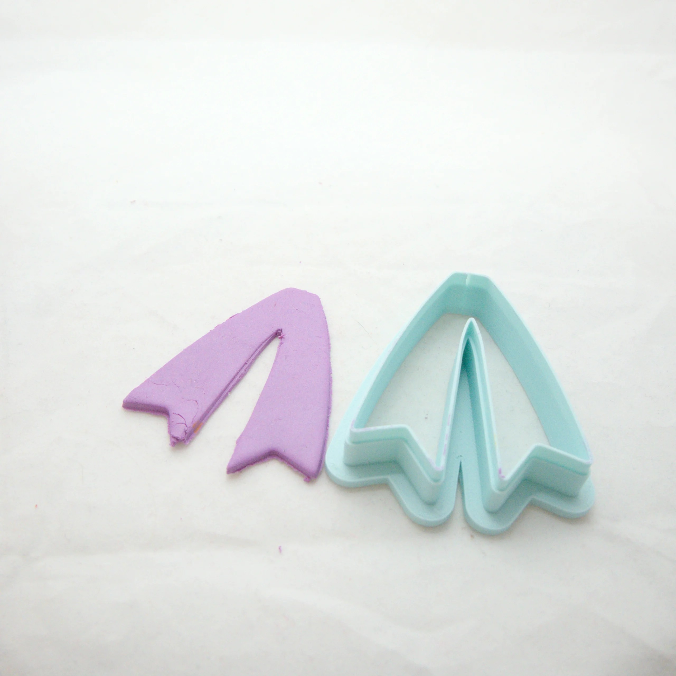 3-dimensional bow tie, long ribbon, large