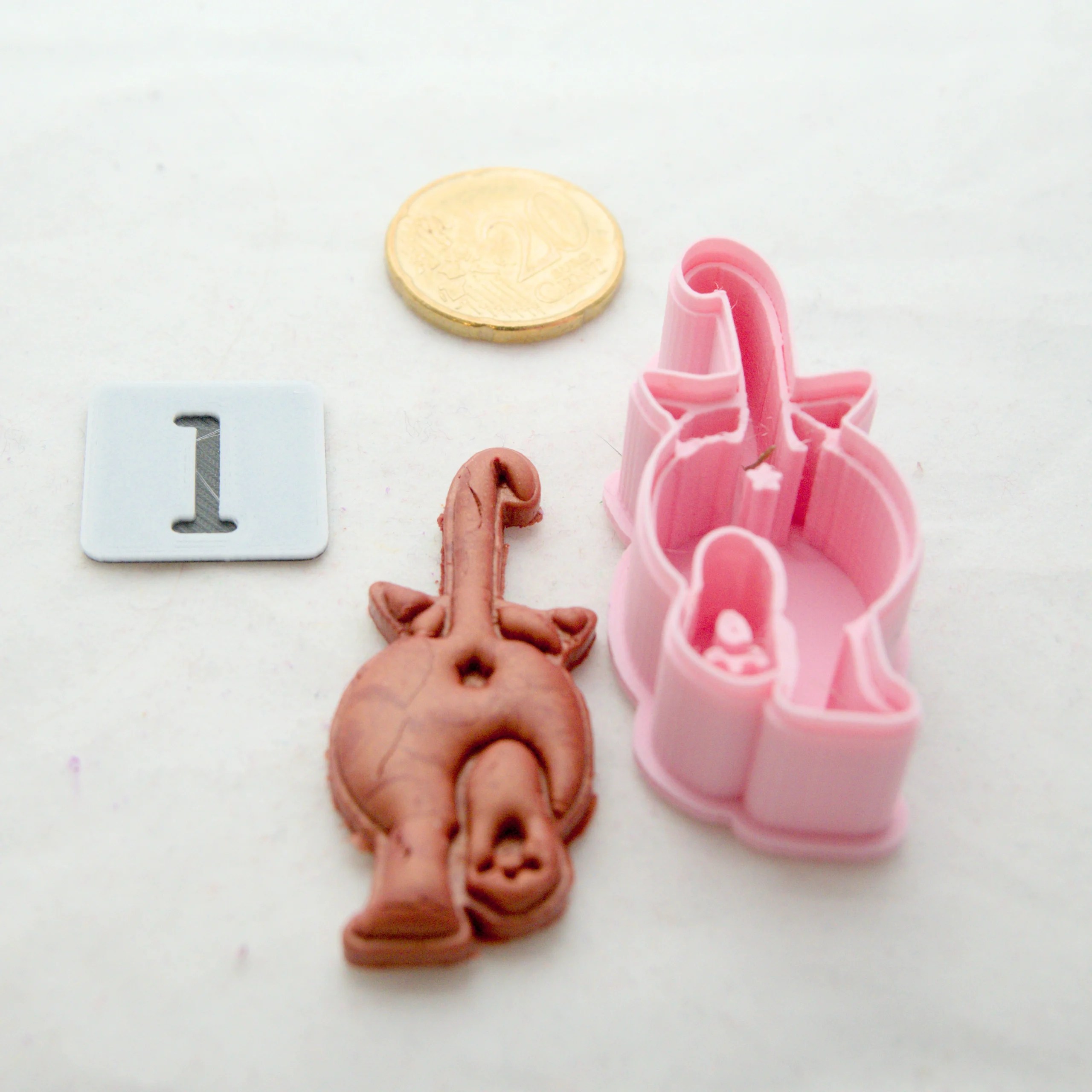 Kissa takaa askartelumassaleikkuri