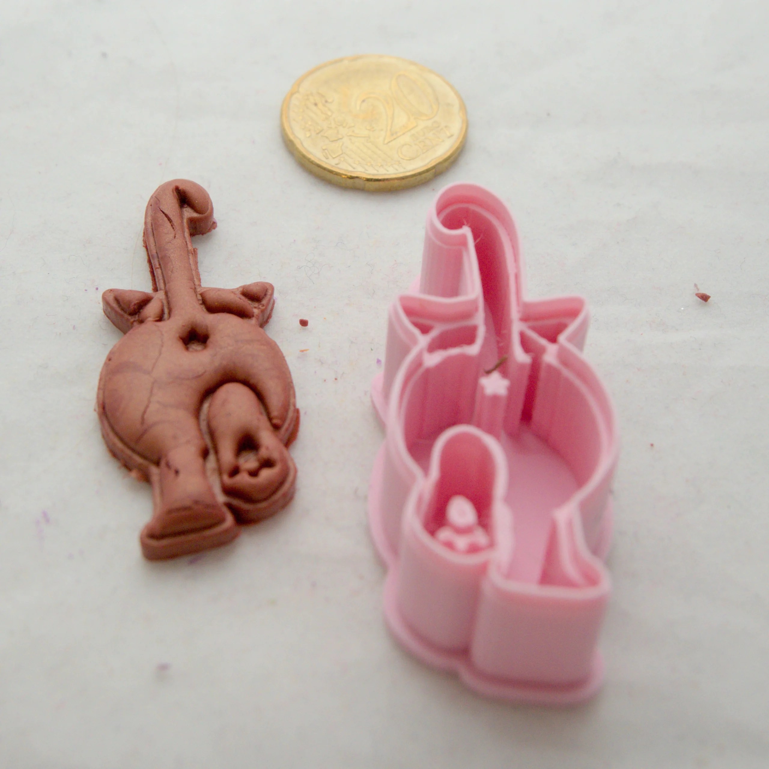 Kissa takaa askartelumassaleikkuri