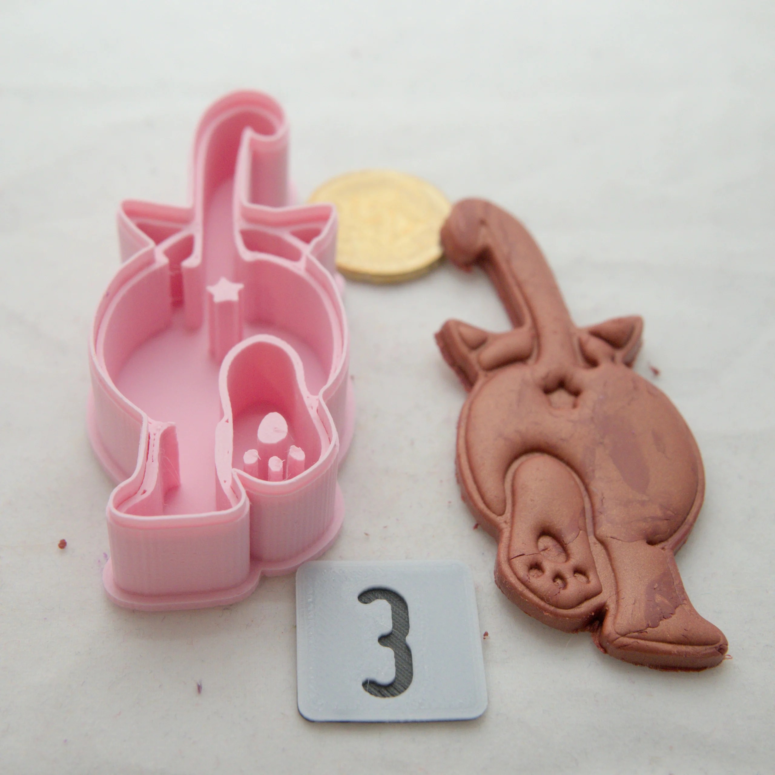 Kissa takaa askartelumassaleikkuri