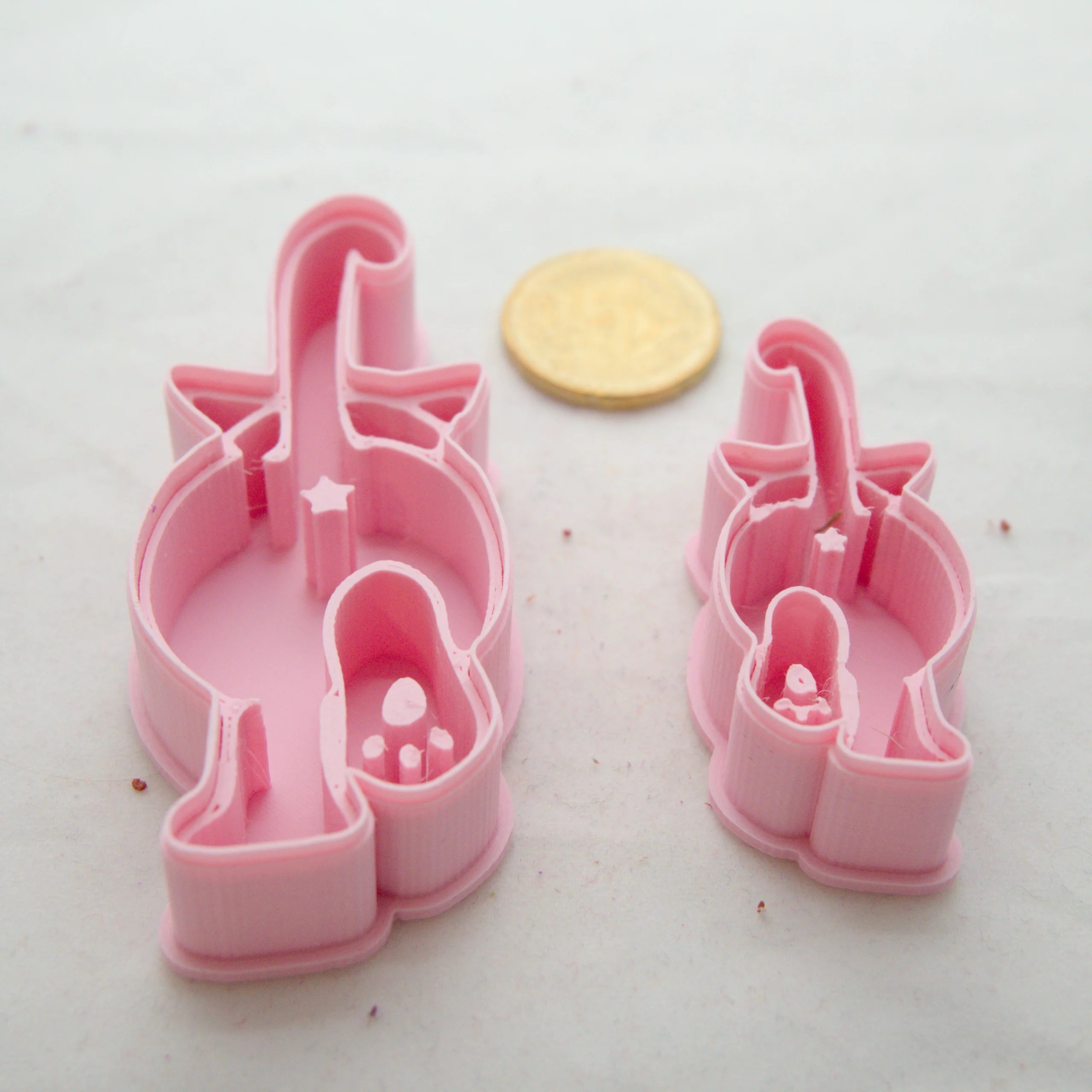 Kissa takaa askartelumassaleikkuri