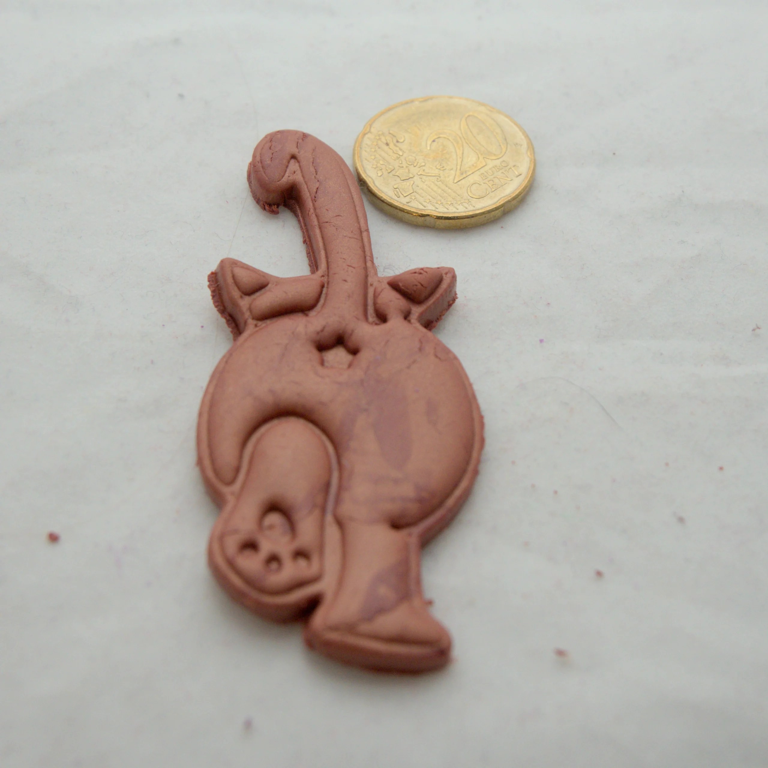 Kissa takaa askartelumassaleikkuri