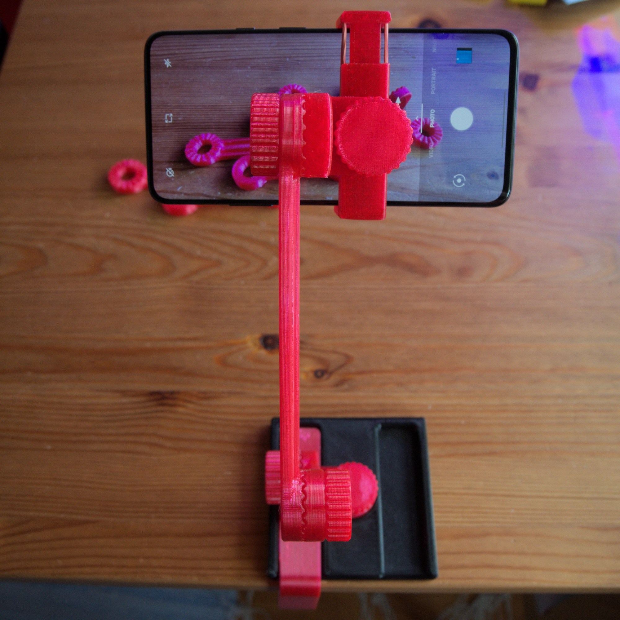 Kännykkäteline pöytään