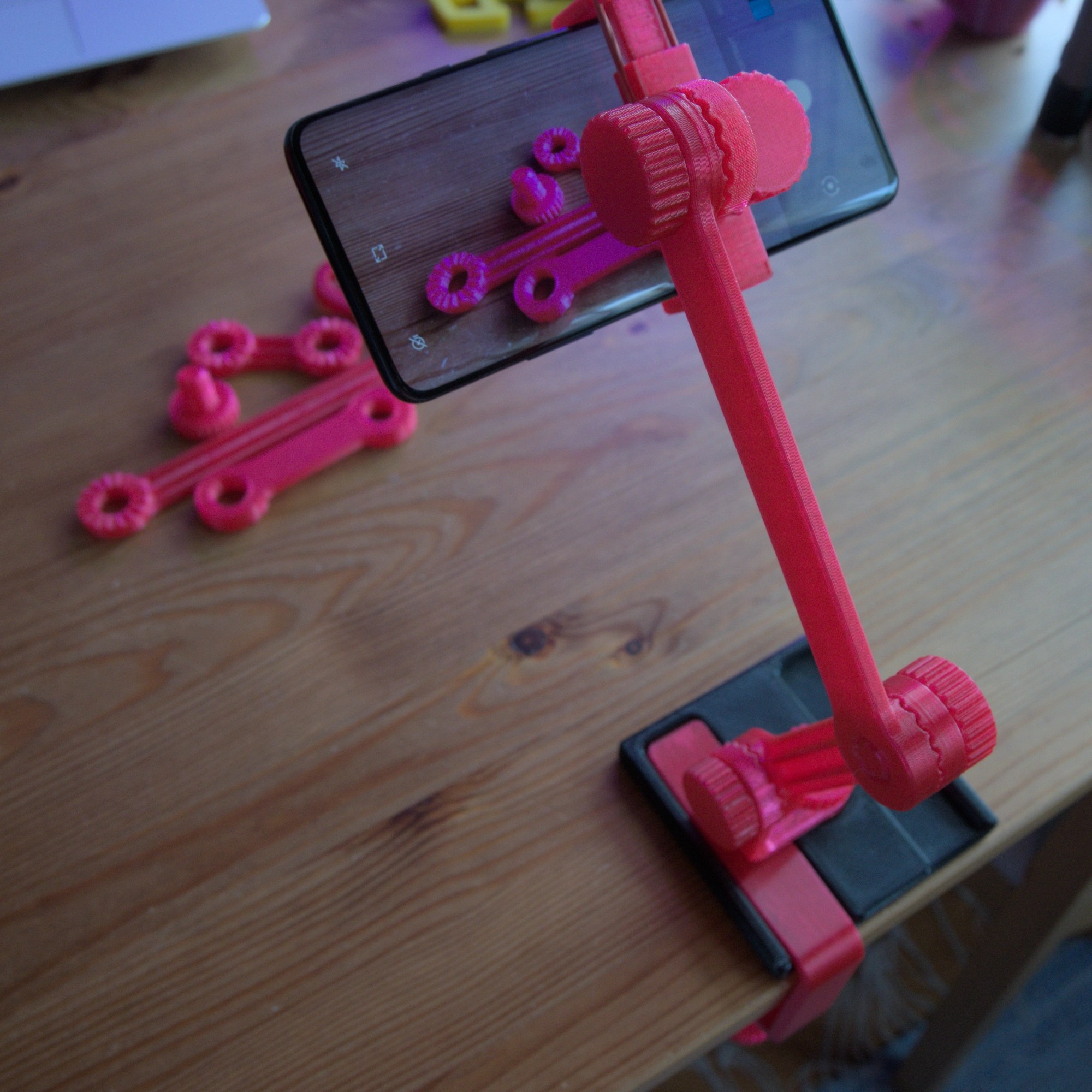 Kännykkäteline pöytään